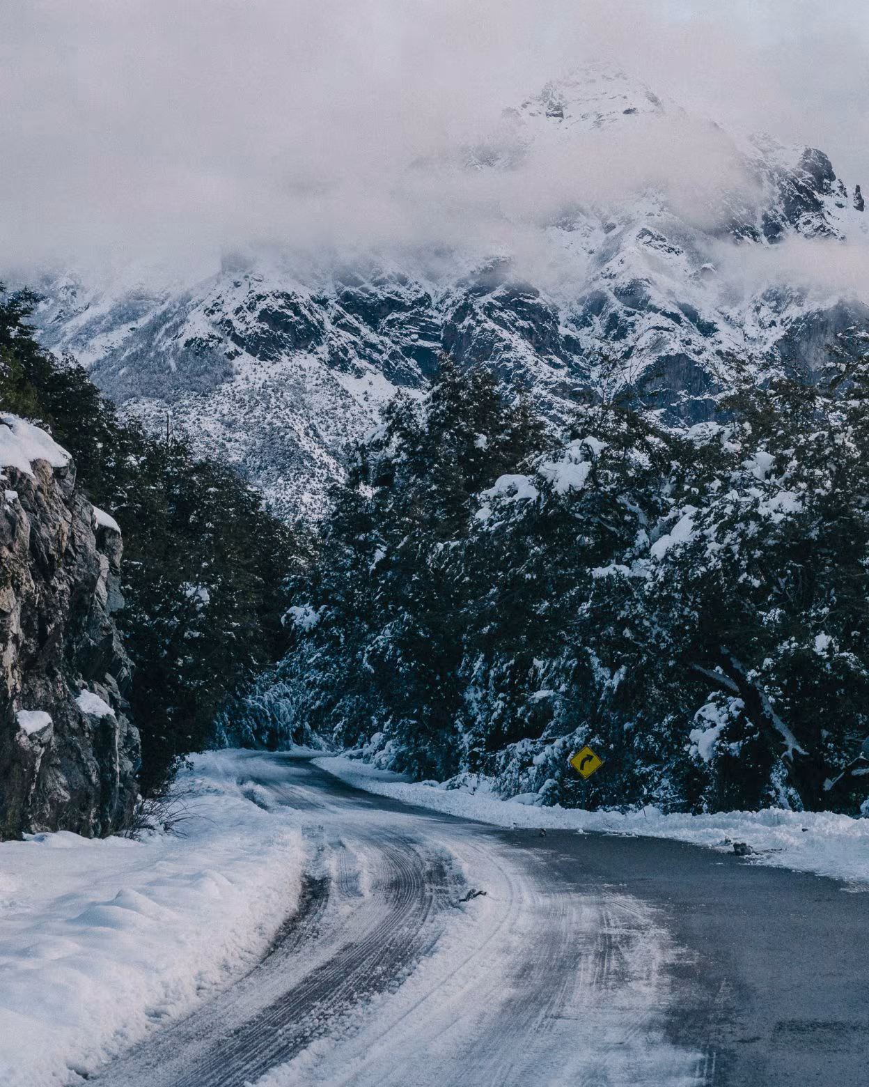 Estrada com neve em Bariloche, no Circuito Inverno Argentino