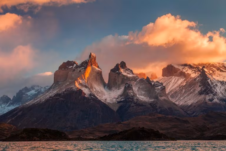 Amanhecer em Torres del Paine, no Circuito Patagônia