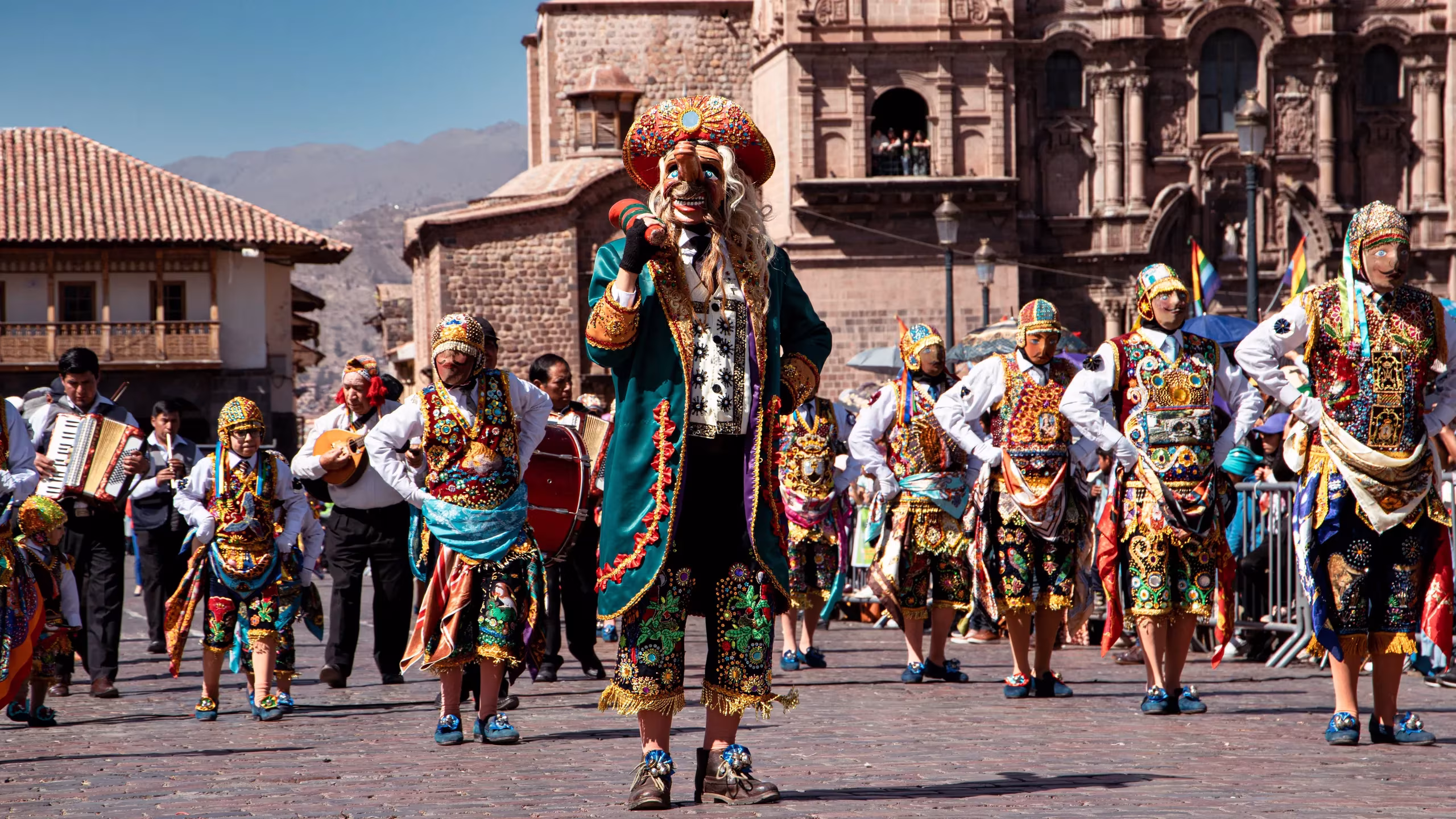 Dança na Plaza de Armas, Cusco, no Circuito Andino