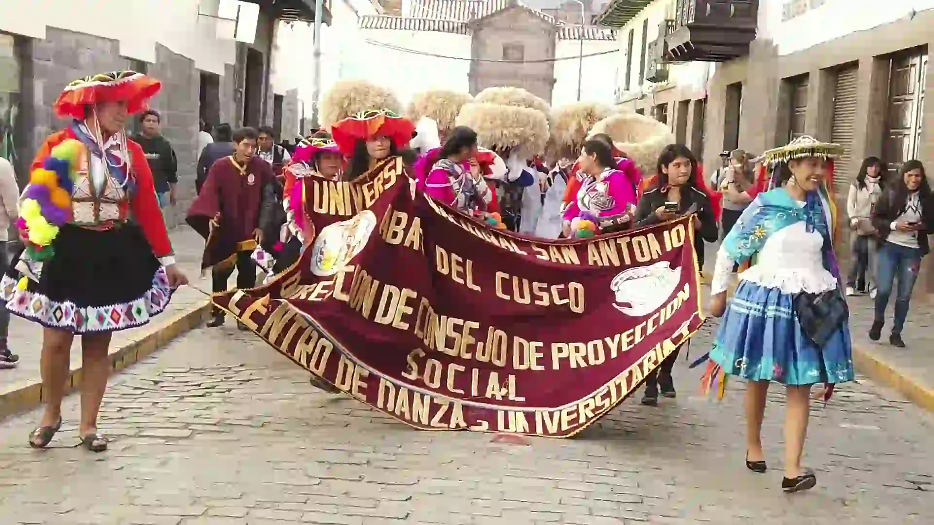 Festa nas ruas de Cusco, no Circuito Andino